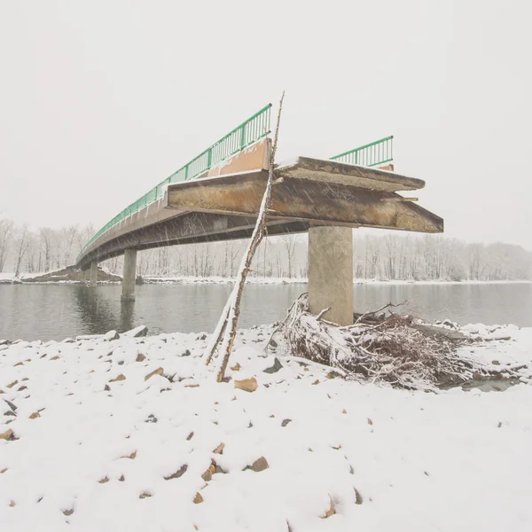 Угловой вид на поврежденный мост — стоковое фото