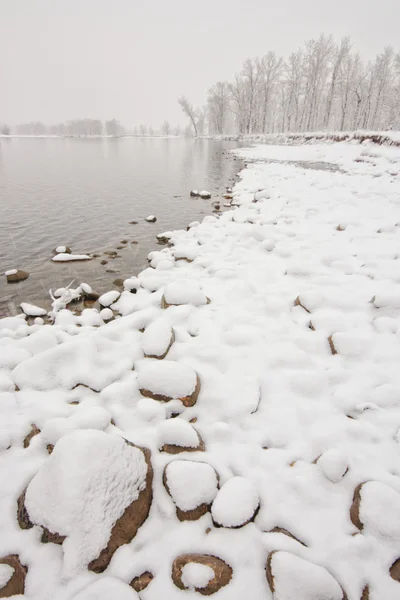 Snöiga Riverbank landskap — Stockfoto