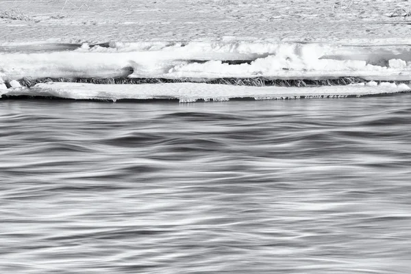 Acqua setosa sotto la neve — Foto Stock