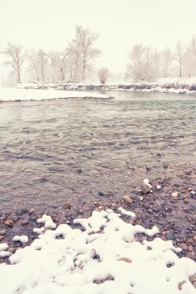 Winterliche Flusslandschaft — Stockfoto