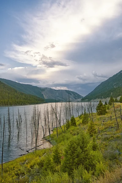 景观的地震湖 (蒙大拿州). — 图库照片