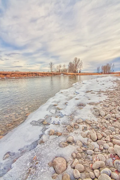 Schneebedecktes felsiges Flussufer — Stockfoto