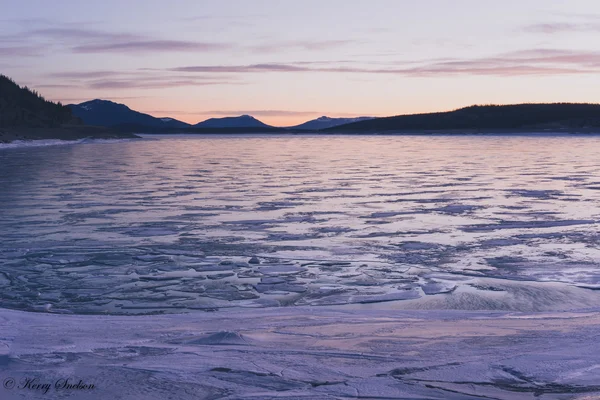 Zamrzlé jezero Abraham za svítání — Stock fotografie