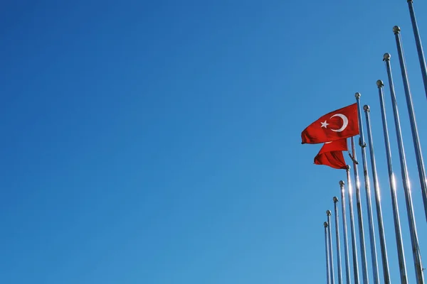 Låg Vinkel Utsikt Över Turkiska Flaggan Mot Himlen Kopiera Utrymme — Stockfoto