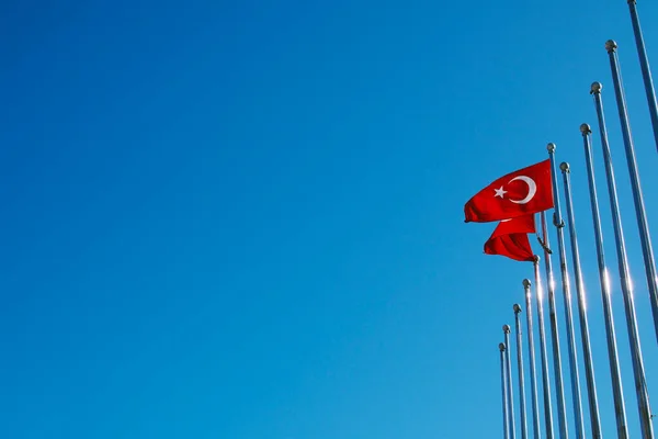 Låg vinkel utsikt över turkiska flaggan mot himlen — Stockfoto