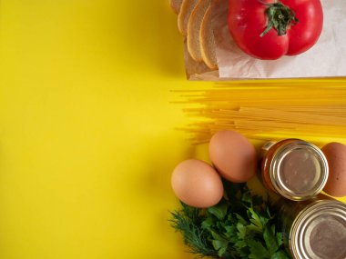 Sarı zemin üzerinde yiyecek malzemeleri, kopyalama alanı ile üst görünüm
