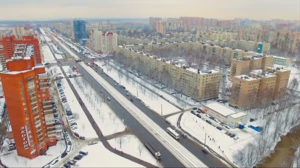 Luchtfoto van een weg in de stad in de winter — Stockvideo