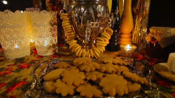 Натюрморт з кренделями, печивом, ліхтарями і великим самоваром — стокове відео