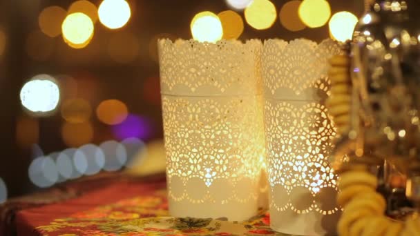 キャンドル ライト テーブルの上の家の装飾 — ストック動画