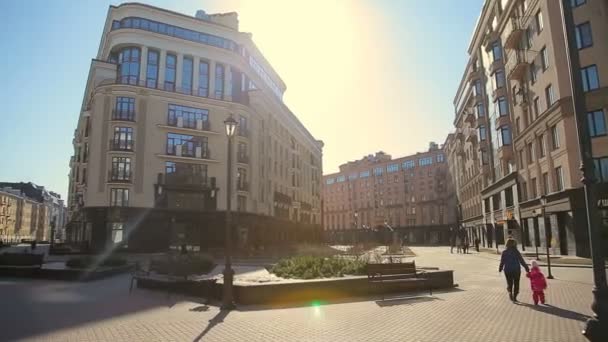 Hermoso complejo residencial al sol — Vídeo de stock