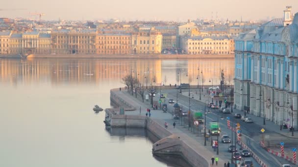 El terraplén del río Neva en San Petersburgo, Rusia — Vídeo de stock