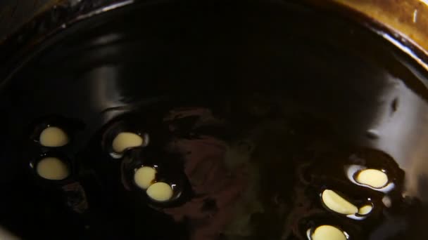 Canecas de chocolate branco caem em uma panela de metal — Vídeo de Stock