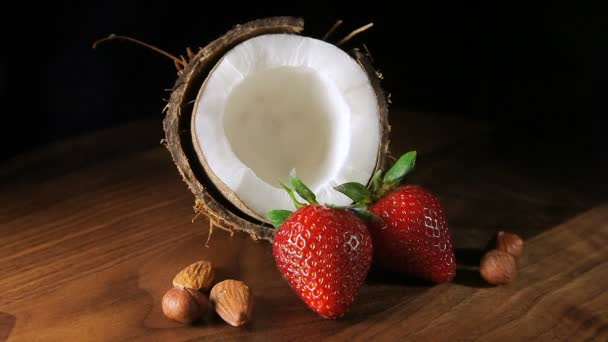 Kokosnuss mit Erdbeeren und Nüssen — Stockvideo