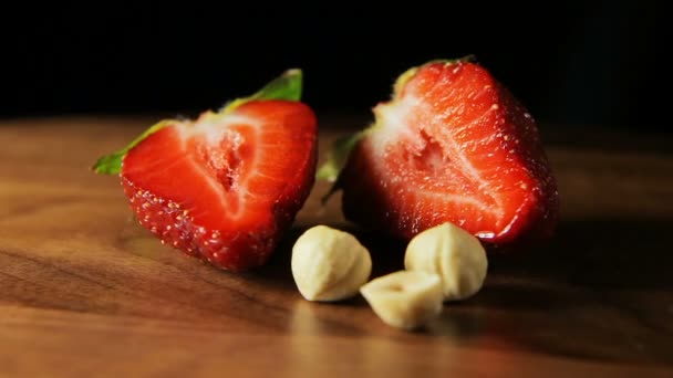 Fresas y frutos secos — Vídeos de Stock