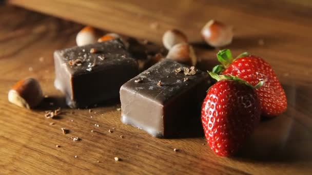 Шоколад, клубника и орехи — стоковое видео