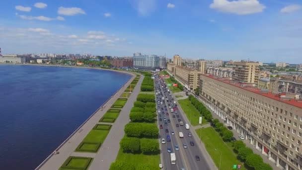 Vista aérea del terraplén en San Petersburgo, Rusia — Vídeo de stock