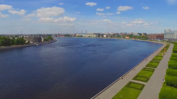 Vista aérea del terraplén en San Petersburgo, Rusia — Vídeos de Stock