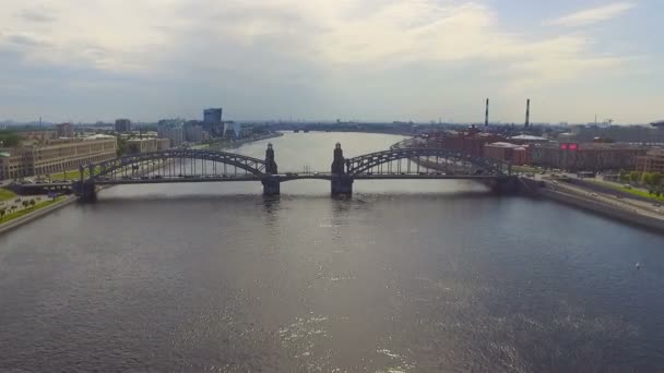 Vista aérea del puente Bolsheokhtinsky a través del río Neva, San Petersburgo, Rusia — Vídeo de stock