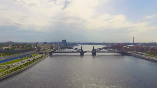 Vista aérea del puente Bolsheokhtinsky a través del río Neva, San Petersburgo, Rusia — Vídeo de stock