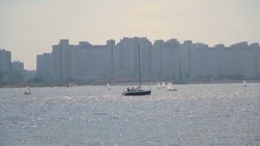 Nehirde yüzen benim yelken ile tekne