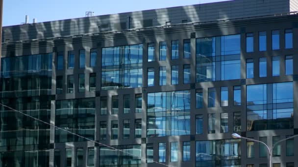 Les rayons du soleil dans un immeuble de bureaux. 4k — Video