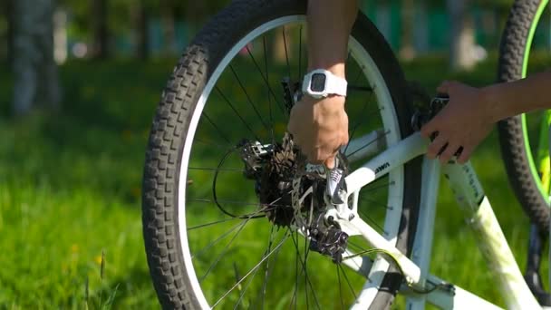 Homem reparando roda de bicicleta. 4k — Vídeo de Stock