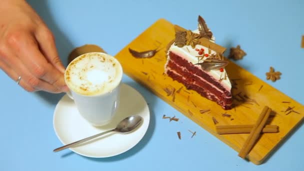 Tasse Kaffee mit Kuchen — Stockvideo