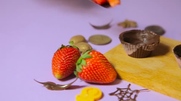 The decoration of chocolate tartlets — Stock Video