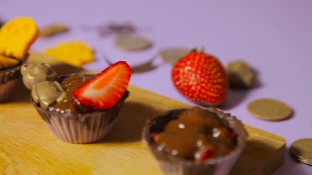 De versiering van chocolade tartlets — Stockvideo