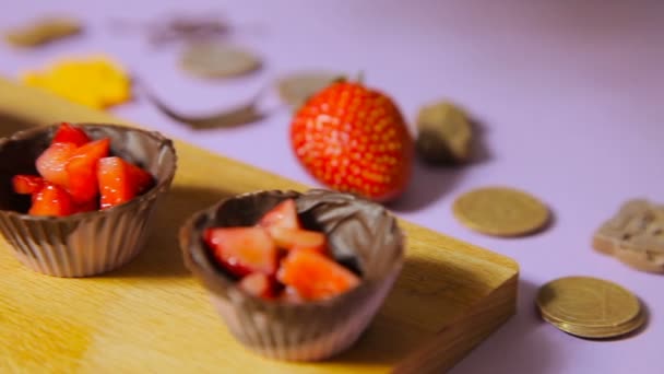 De versiering van chocolade tartlets — Stockvideo