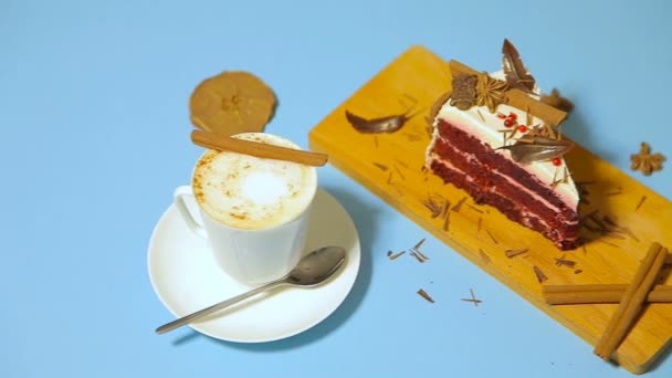 Tasse Kaffee mit Kuchen — Stockvideo