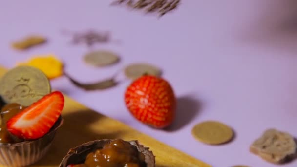 La decoración de tartaletas de chocolate — Vídeo de stock
