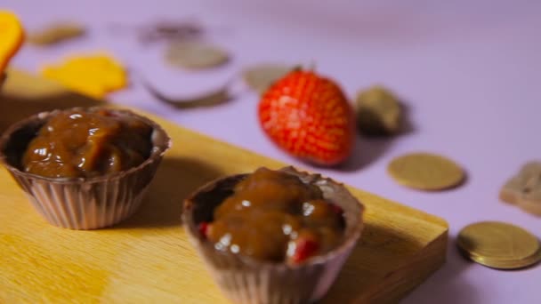Украшение шоколадных тарталетки — стоковое видео