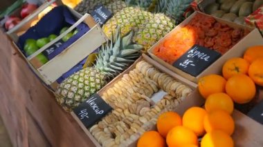 Çeşitli renkli taze meyve ve sebzelerle meyve pazarı