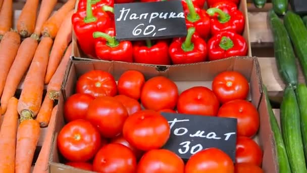 Mercado de frutas com vários vegetais frescos coloridos — Vídeo de Stock