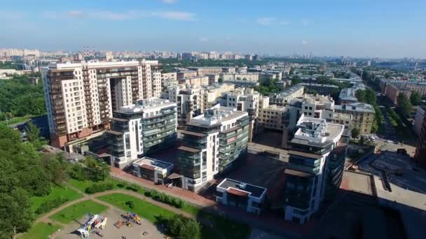 Vista aérea de la zona residencial de San Petersburgo — Vídeos de Stock
