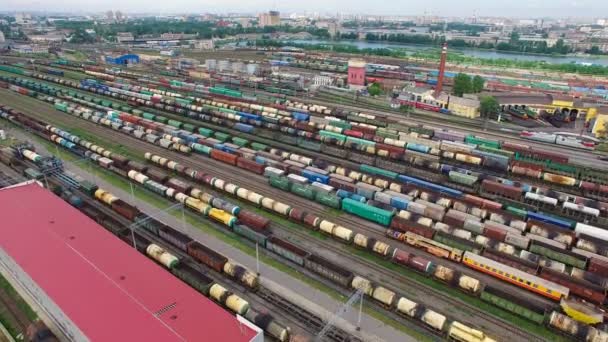 Patio ferroviario con una gran cantidad de líneas ferroviarias y trenes de mercancías, Rail freight marshalling yard, Russian Railways . — Vídeo de stock