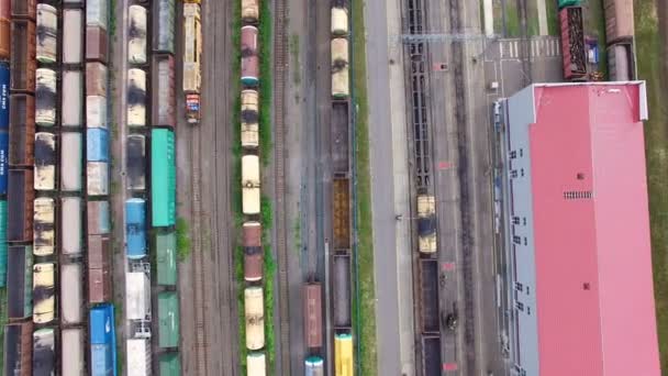 Kolejiště se spoustou železničních tratí a nákladní vlaky, železniční nákladní seřaďovací nádraží, ruské dráhy. — Stock video