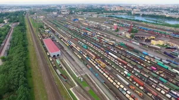 Eisenbahnhof mit vielen Eisenbahnlinien und Güterzügen, Rangierbahnhof, russische Eisenbahnen. — Stockvideo