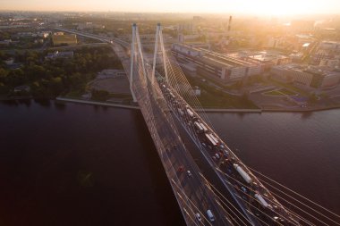 gün batımında Askılı köprü