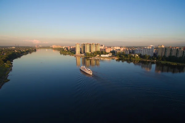 Das Schiff ist bei Sonnenuntergang auf dem Fluss — Stockfoto