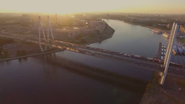 Die Schrägseilbrücke bei Sonnenuntergang — Stockvideo