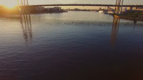 Le pont à haubans au coucher du soleil — Video