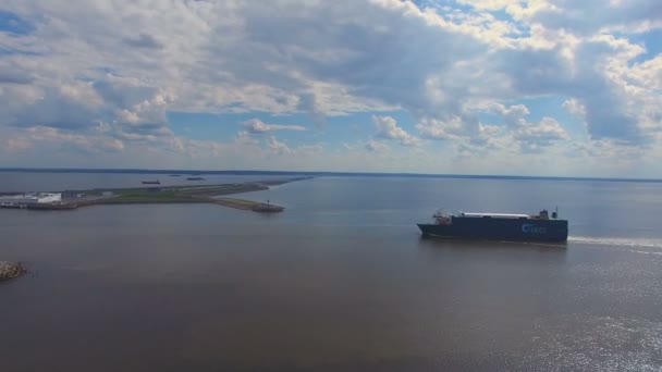 Een vrachtschip treedt het schot van de dam — Stockvideo