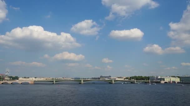 Secuencia de lapso de tiempo del puente Trinity a través del río Neva — Vídeo de stock