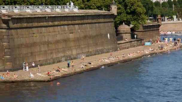 Les gens se détendre sur la plage de la ville Pétersbourg — Video