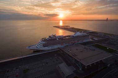 Günbatımı Harbor'da Cruise gemisiyle hava görünümünü