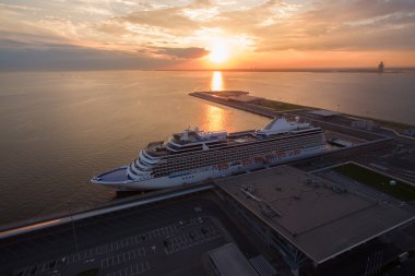 Günbatımı Harbor'da Cruise gemisiyle hava görünümünü