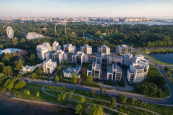 Жилой комплекс в парке на закате — стоковое фото