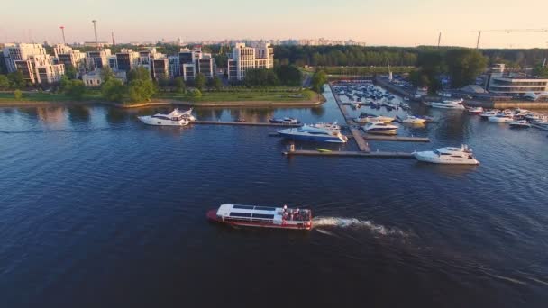 Sunset Aerial suit bateau fluvial — Video